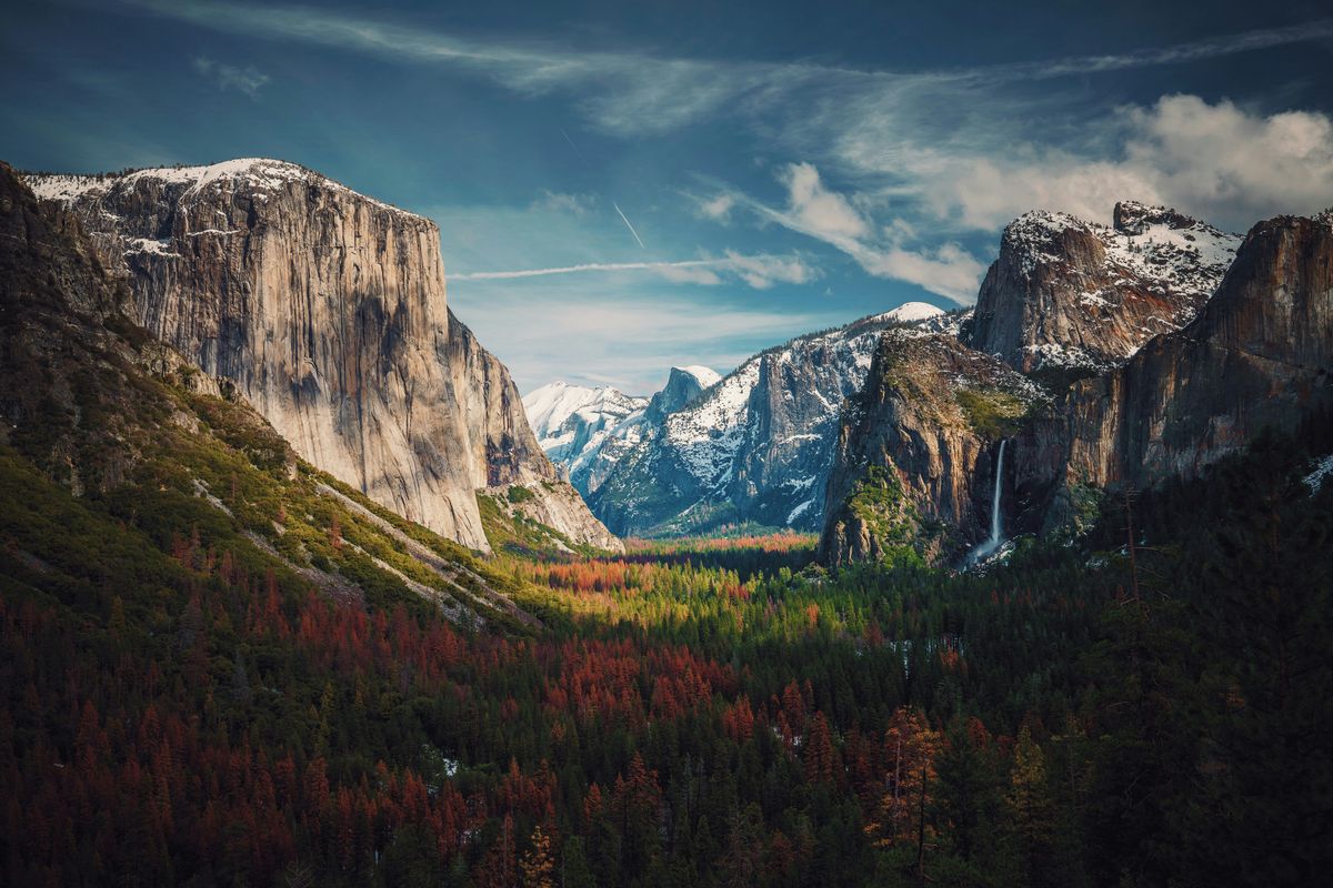 Tunnel View looking into Yosemite Valley, El Capitan left, Bridalveil Fall right